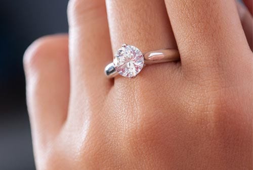 Cara Memilih Cincin Berlian yang Tepat untuk Pernikahan Anda